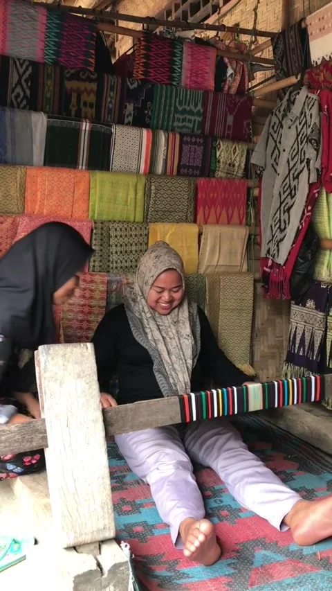 Muslim women smiling while learning traditional backstrap Stock Footage 347959064