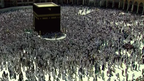 Muslims from all over the world gathered to perform Umrah or Hajj in Mecca. Stock-Footage 134381953
