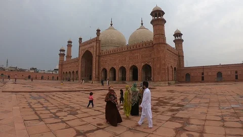 Muslims next to a mosque Video stock 113593833