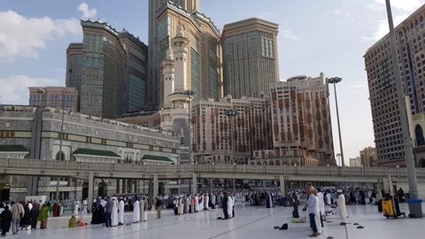 Muslims pray in the outer yard of the Holy Mosque of Makkah Stock Footage 129531839