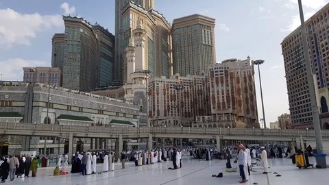 Muslims pray in the outer yard of the Holy Mosque of Makkah Stock Footage 129531863
