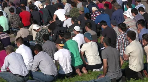 Muslims prayers on celebration of Eid al-Fitr (Uraza-Bairam). Crowd of migrants Stock Footage 64765761