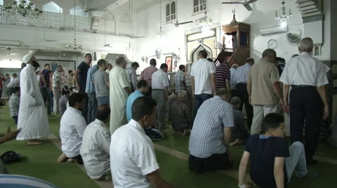 Muslims praying in Mosque Stockbeeldmateriaal 43699222