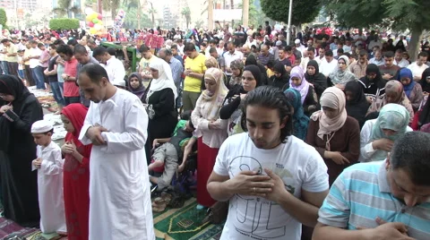 Muslims praying in Square for Eid Stockbeeldmateriaal 43701750