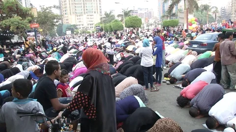 Muslims prostrating to God Stockbeeldmateriaal 82319349