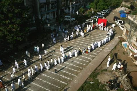 Muslims in queue to wish their imam after offering their namaaz in Mumbra ... Stock Photos