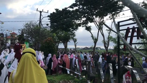Muslims return from the mosque after completing the Eid al-Adha prayer. Video stock 204048794