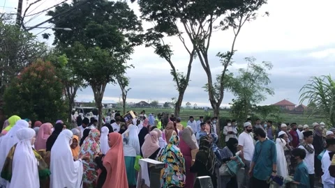 Muslims return from the mosque after completing the Eid al-Adha prayer. 库存影片 204048803