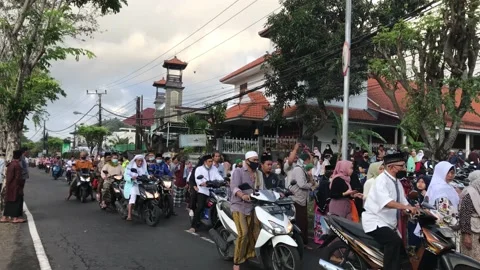 Muslims return from the mosque after completing the Eid al-Adha prayer. 库存影片 204048812