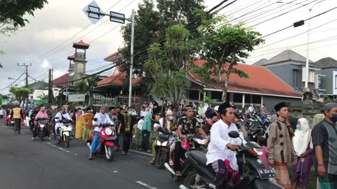 Muslims return from the mosque after completing the Eid al-Adha prayer. 库存影片 204048813