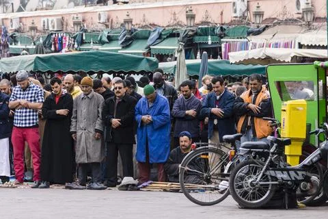 Musulmanes orando frente a una mezquita, Plaza Jamaa el Fna,  Marrakech, Marr Stock Photos