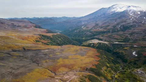 Mutnovsky Volcano in Autumn 스톡 동영상 317103535