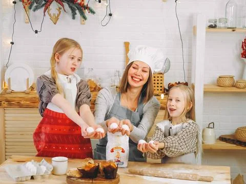 Mutter und Töchter backen Muffins zu Hause in der Küche Mother and daughte. Stock Photos