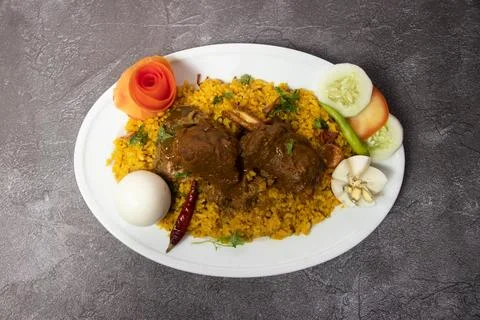 Mutton Bhuna Khichuri or mutton biryani pulao rice with egg and salad serve.. Foto stock