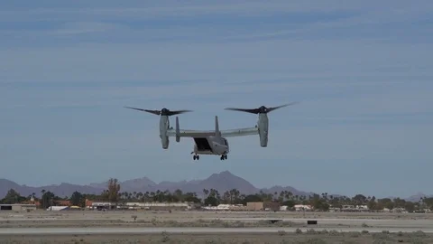 MV-22 Osprey maneuvering in hover mode at Yuma Air Show Vidéo 104959900