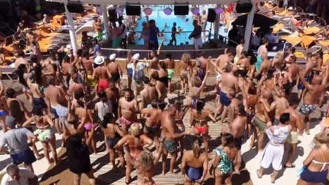 Mykonos: crowd of passengers dancing during a pool party on board a cruise ship Stock-Footage 129824088