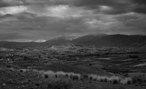 Mysterious landscapes under dramatic clouds in a serene mountainous region Foto stock