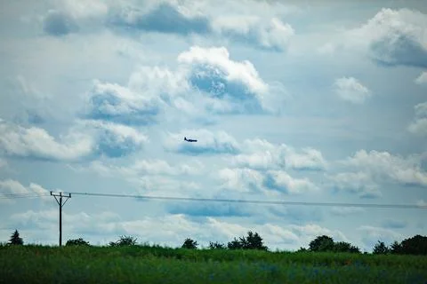 A Mysterious Object Has Been Spotted in the Sky Above the Green Fields of Foto stock
