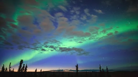 Mystical Aurora Dancing in Alaska Vidéo 332516480