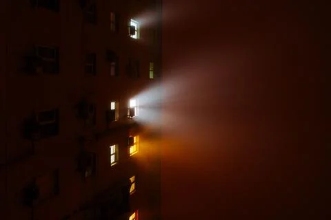 Mystical light from the windows of the house. Rays pass through the fog. Foto stock