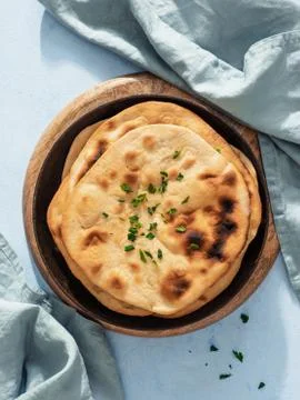 Naan flatbread on blue, copy space, top view Foto stock