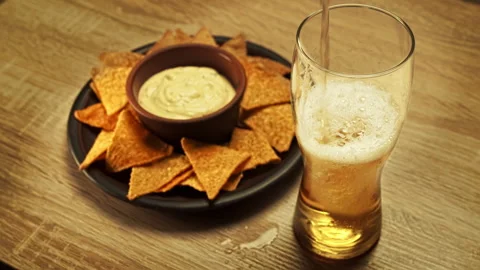 Nachos and beer Vídeos de archivo 135610850