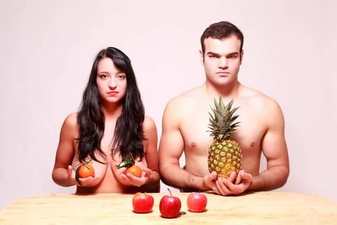  Nacktes Paar mit frischen tropischen Früchten Konzeptionelle Bild von ein.. Stock Photos
