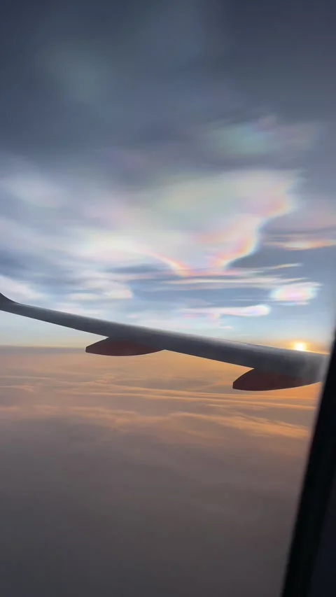 Nacreous cloud from the flight Vídeos de archivo 302474339