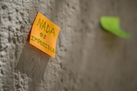 Nada es impossible, nothing is impossible, written on a post-it against the w Stock Photos