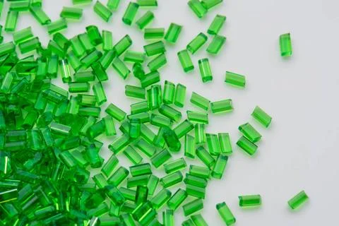  Nahaufname von grün-transparentem Plastik Granulat Close up of green tran.. Stock Photos