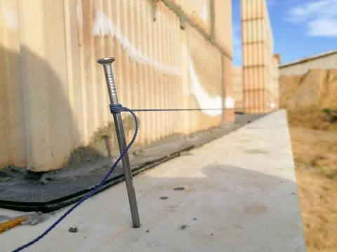 Nail and string for bulding blocks leveling Stock-Fotos