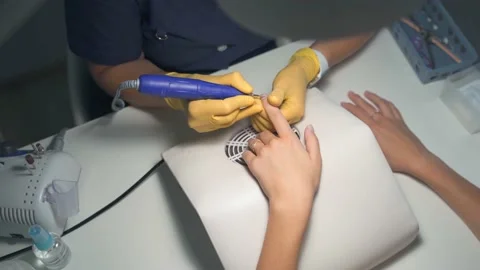 The nail service master prepares the client's hands for a manicure 库存影片 163810260
