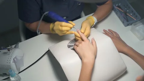 The nail service master prepares the client's hands for a manicure 库存影片 163810375