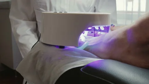 The nails on the model's foot are dried using led lamp, nail dryer Vidéo 100956991