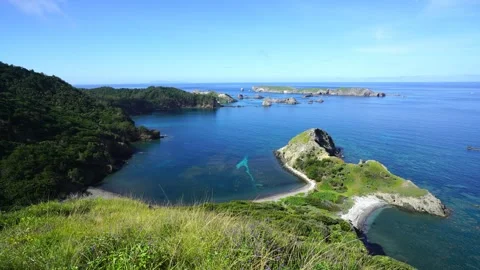 From Nakayama Pass: A View of Buta Beach and Minami Island, Ogasawara Vídeos de archivo 332767650
