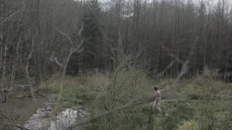 Naked dude in the forest 動画素材 33806318