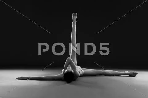 Foto de young woman naked yoga do Stock