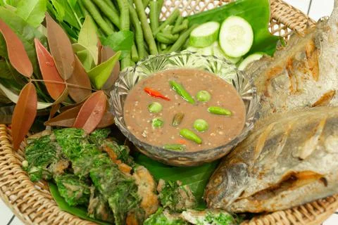 Nam Prik Kapi with fresh vegetable and fried fish Foto stock
