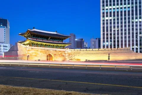 Namdaemun gate (Sungnyemun) cityscape at night, fortress of seoul Stock Photos