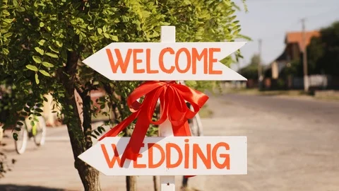 Nameplate pointer Welcome Wedding. 4k 스톡 동영상 126161814