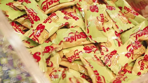 Nano nano salsa single wrapped hard candy from indonesia piled in bin Vidéo 146081136