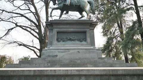 Napoleone III bronze statue Video stock 173043881