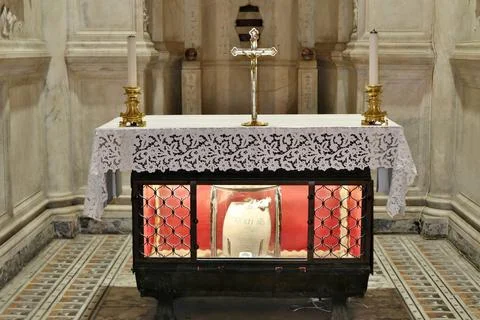 Napoli - Altare della cripta del duomo con le reliquie di San Gennaro Фото