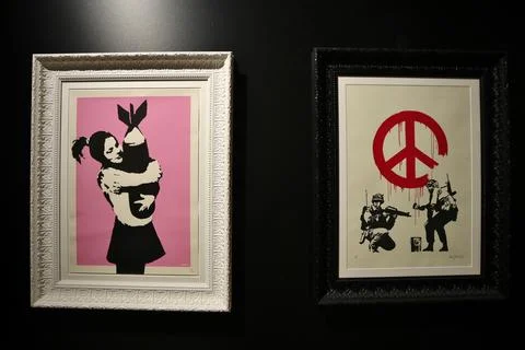 Napoli - Bomb Hugger e CND Soldiers di Banksy a Villa Pignatelli Stock Photos