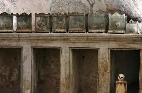 Napoli - Crani nella cripta della Chiesa di Sant'Anna dei Lombardi Stock Photos