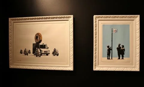 Napoli - Donuts Chocolate e Very Little Helps di Banksy Stock Photos