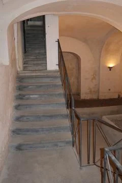 Napoli - Navata centrale della cripta della Basilica di San Giovanni 库存照片