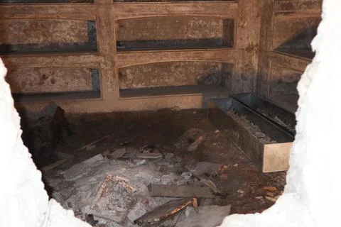 Napoli - Navata centrale della cripta della Basilica di San Giovanni Stock Photos