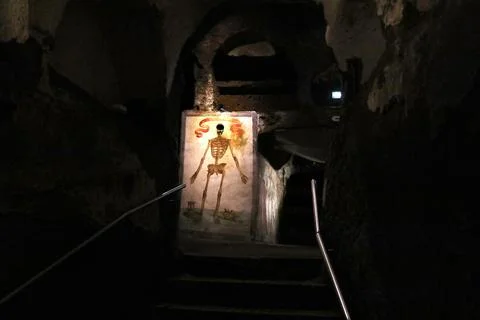 Napoli - Scorcio dello scheletro affrescato nelle Catacombe di San Gaudioso Stock Photos