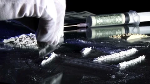 Narcotics, cocaine lines on table. Vídeo Stock 8856861